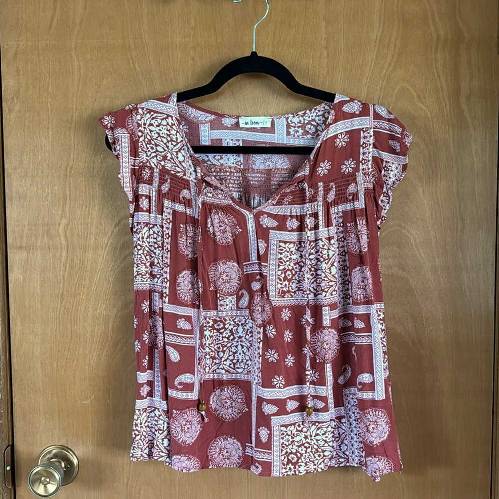 Flowy, slightly cropped cap flutter sleeve shirt